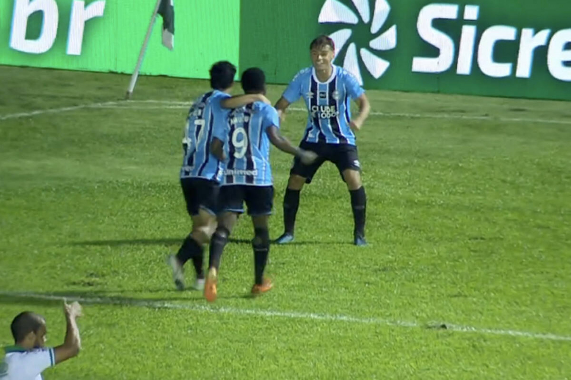 Com atua&ccedil;&atilde;o de gala de Roger, 17 anos, Gr&ecirc;mio goleia o Avenida