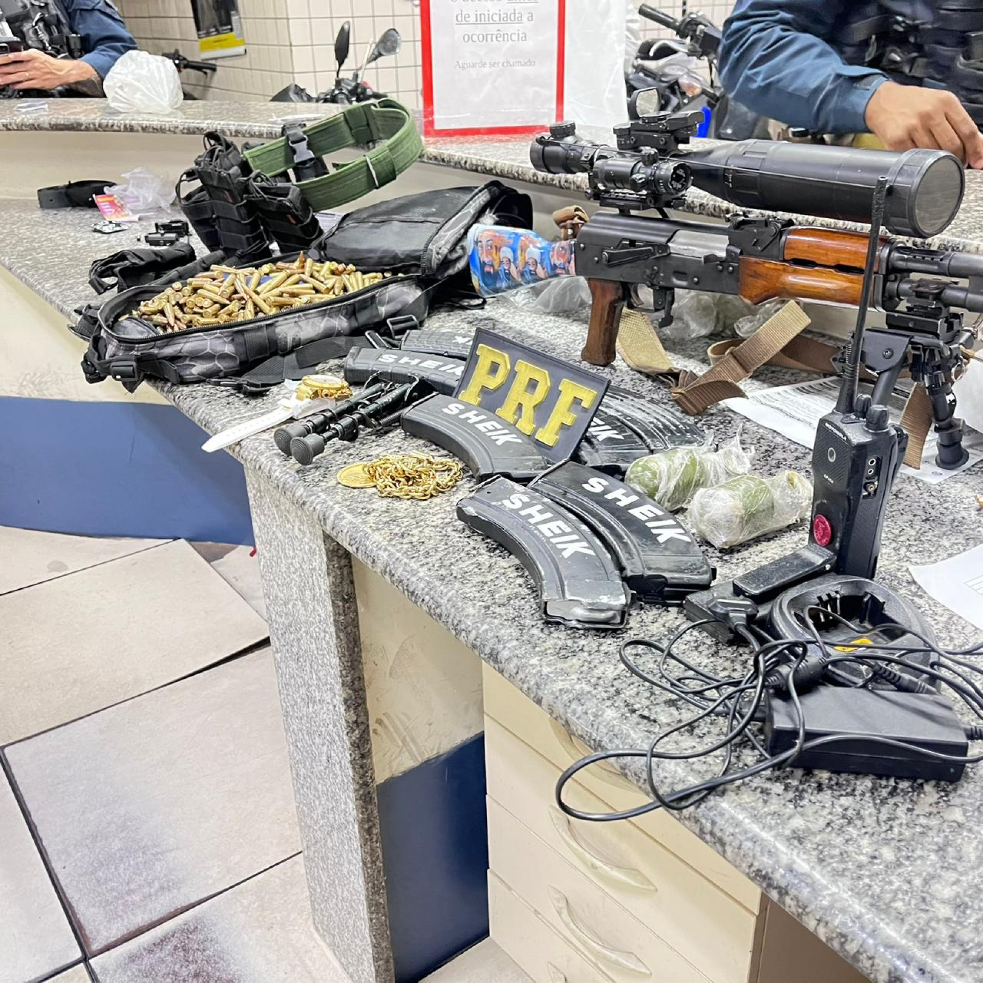 Homem estava com fuzil, carregadores, munições, porta-carregadores, bipés, granadas, mira telescópica, radiotransmissor e cinto tático