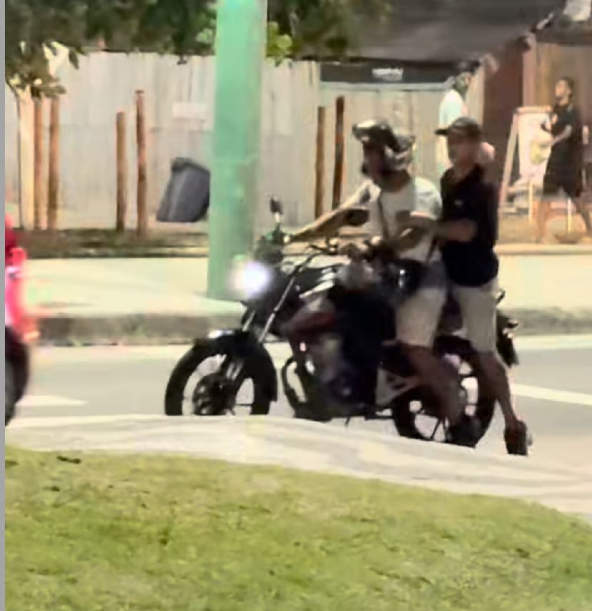 Criminosos levaram três cordões de ouro do MC Junior PK durante assalto na Barra da Tijuca