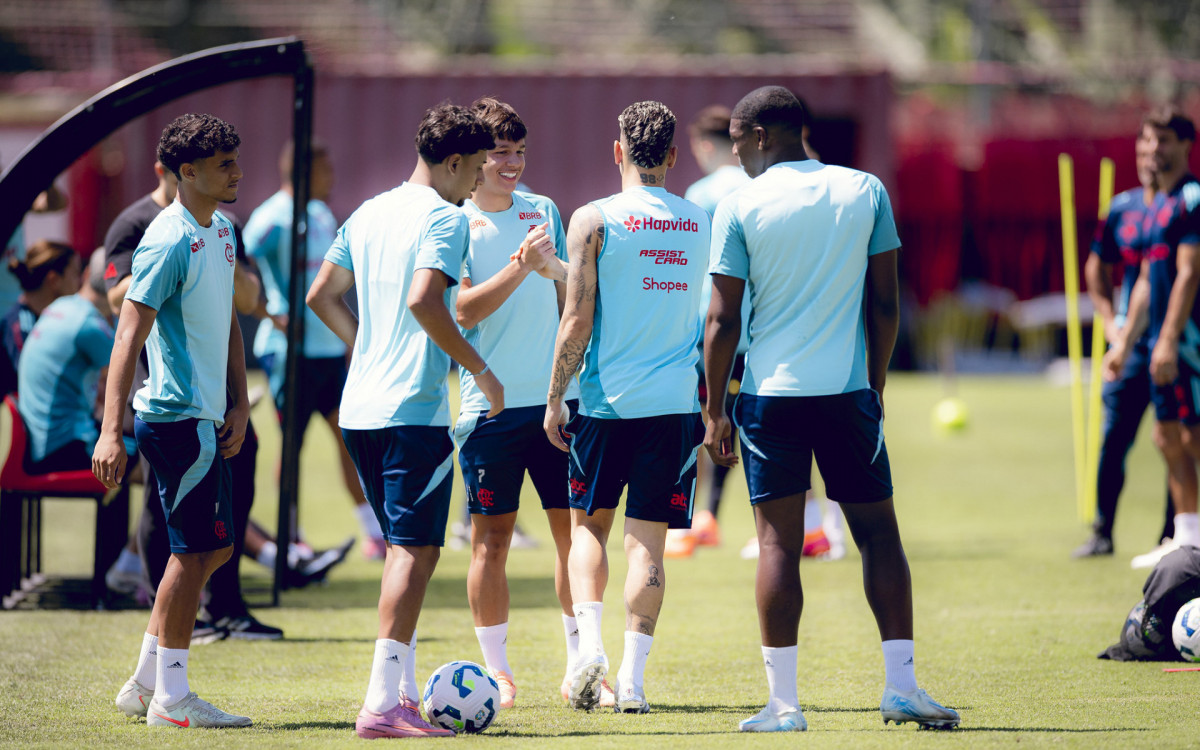 Jovens da base em treino do Flamengo, no CT do Ninho do Urubu - Adriano Fontes / Flamengo