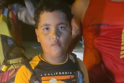 Menino é encontrado com vida após desaparecer durante passeio de caiaque em São Pedro da Aldeia