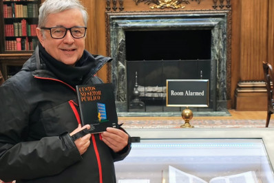 Vídeo! Professor da UnB se surpreende ao ver livro escrito por ele na biblioteca de Harvard