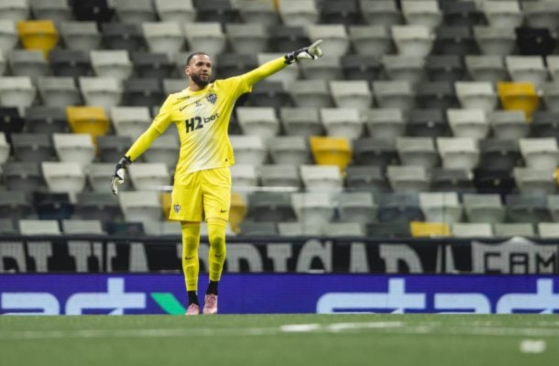 Everson v&ecirc; m&aacute;goa da torcida e lamenta trope&ccedil;o em estreia no Mineiro