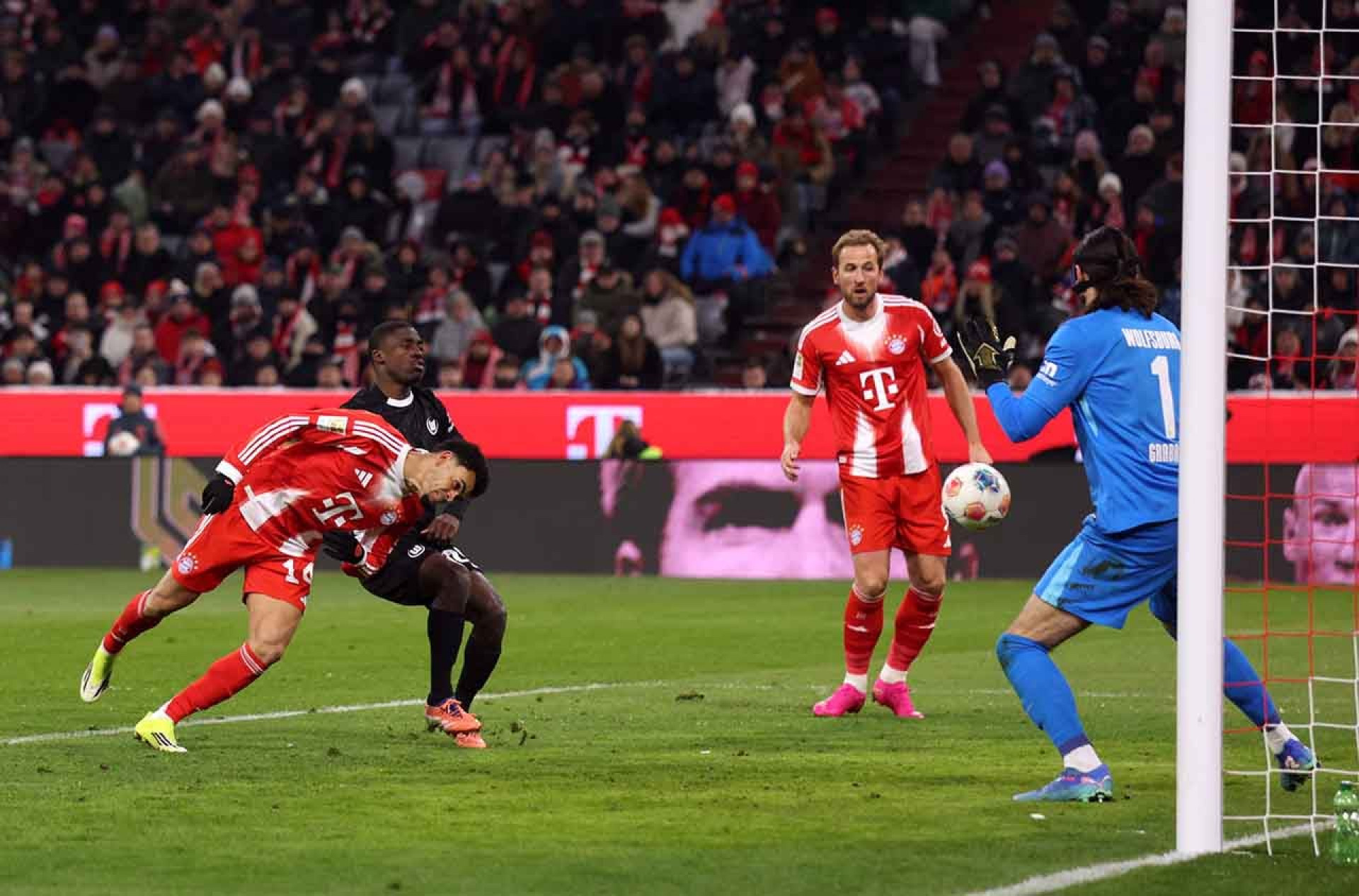 Bayern massacra o Wolfsburg no Campeonato Alem&atilde;o: 8 a 1