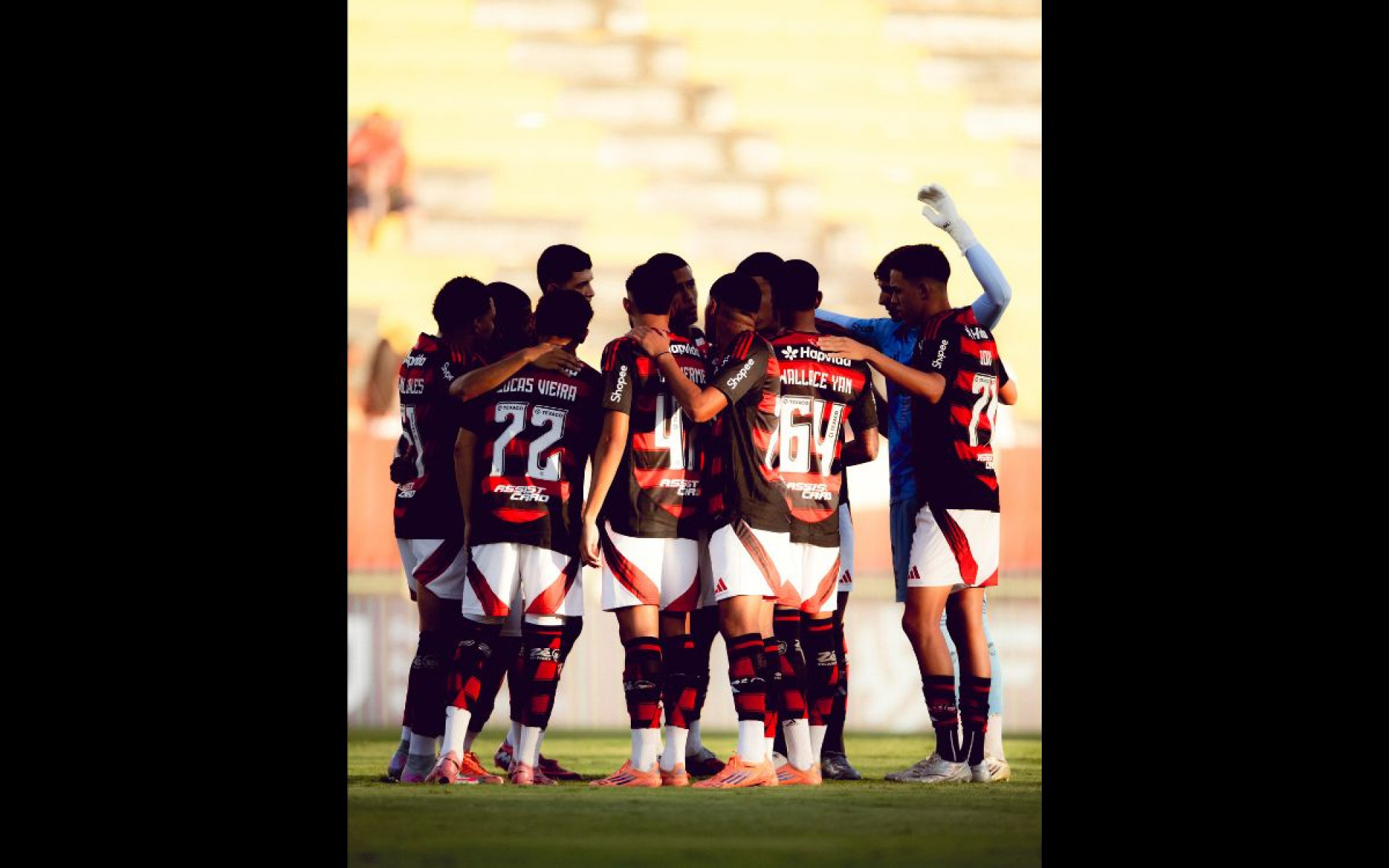 Jogadores do Flamengo reunidos no gramado do Raulino de Oliveira, em Volta Redonda - Adriano Fontes / Flamengo
