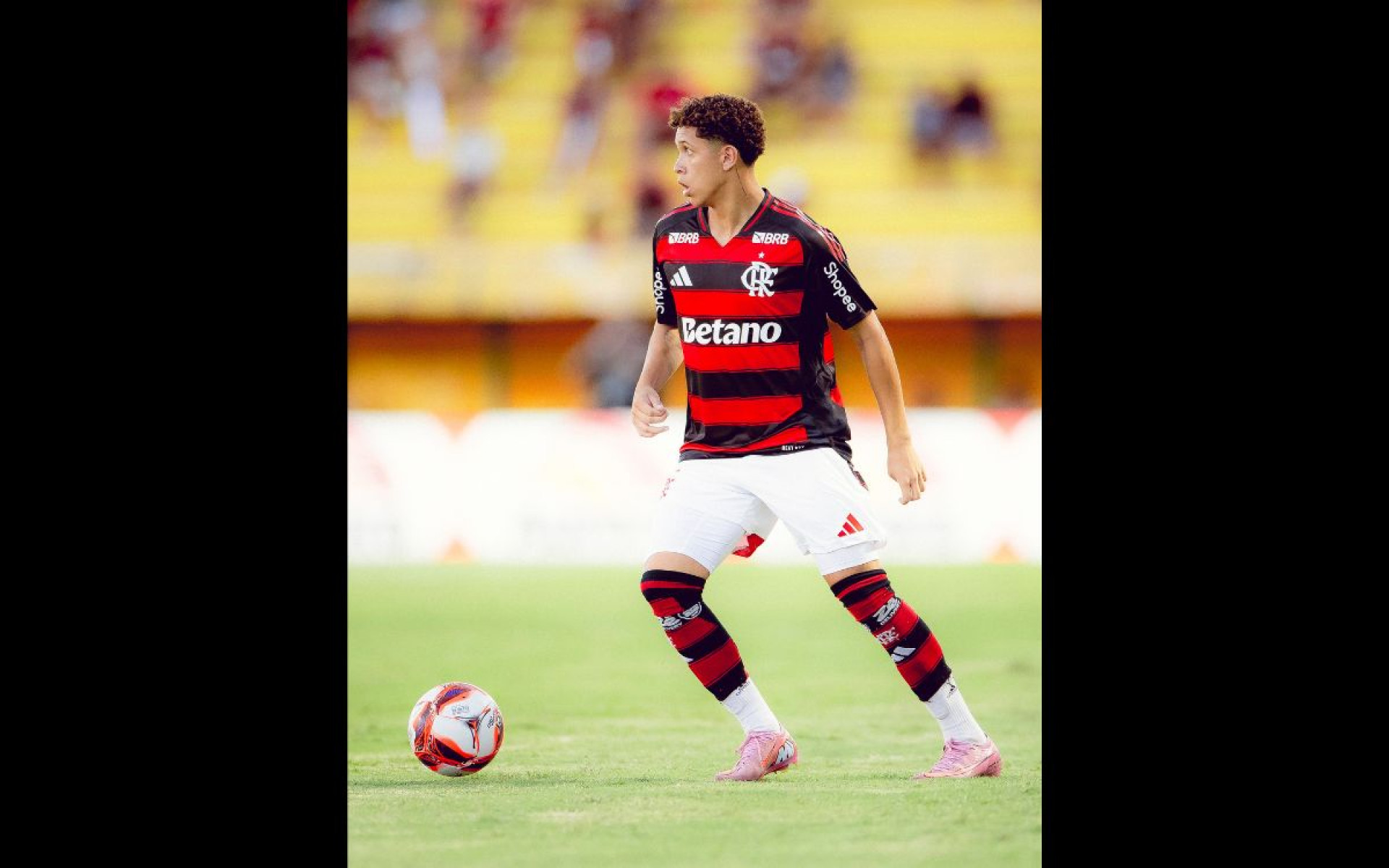 Lucas Vieira em a&ccedil;&atilde;o pelo Flamengo diante da Portuguesa, no Raulino de Oliveira - Adriano Fontes / Flamengo