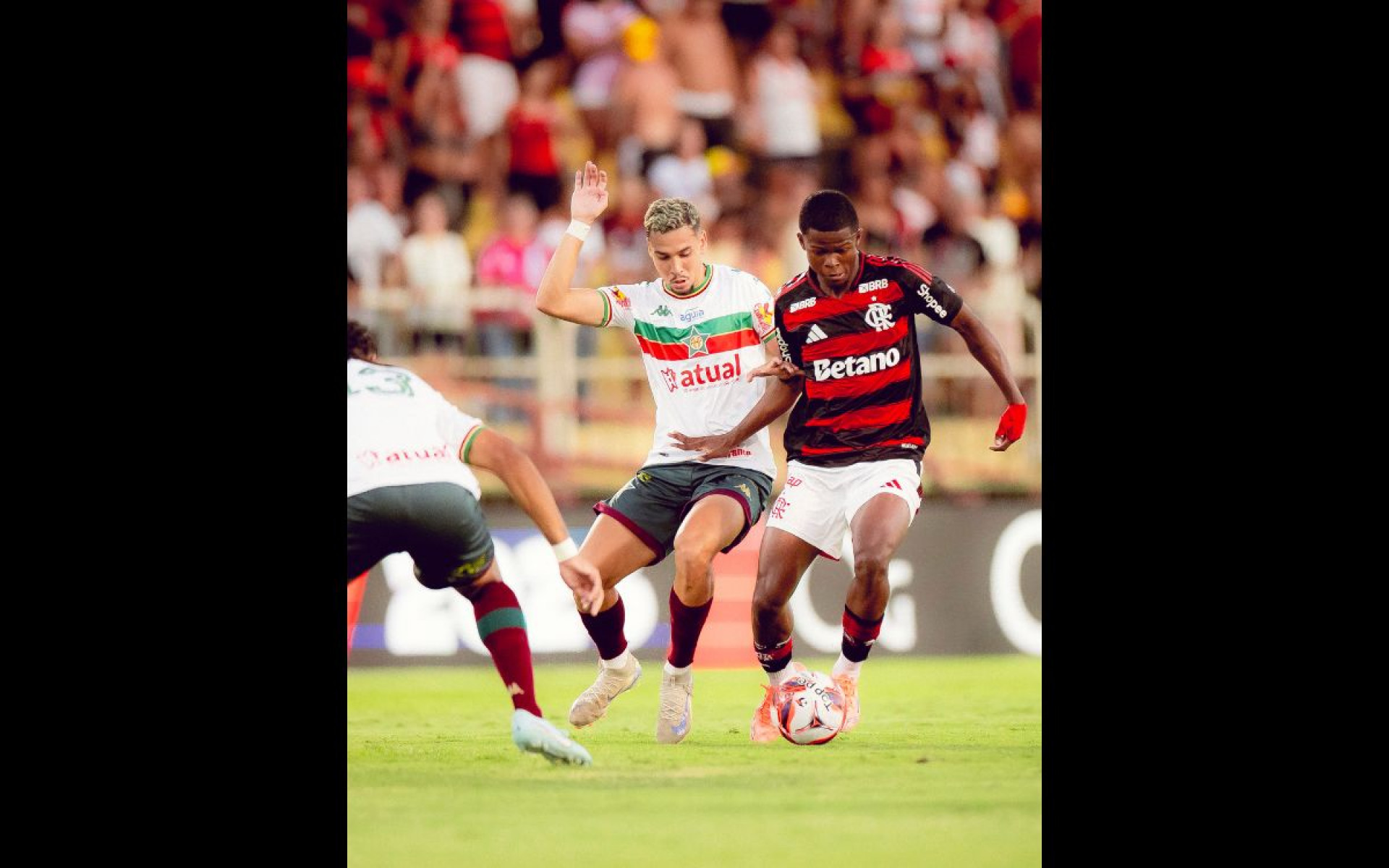 Douglas Telles em a&ccedil;&atilde;o pelo Flamengo diante da Portuguesa, no Raulino de Oliveira - Adriano Fontes / Flamengo