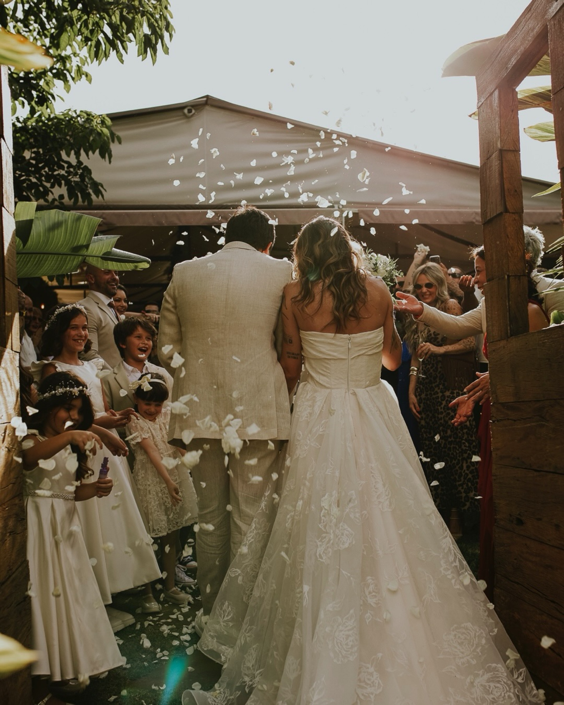 Mari Palma e Osmar Campbell celebraram casamento com familiares e amigos - Divulgação / Simone Lobo