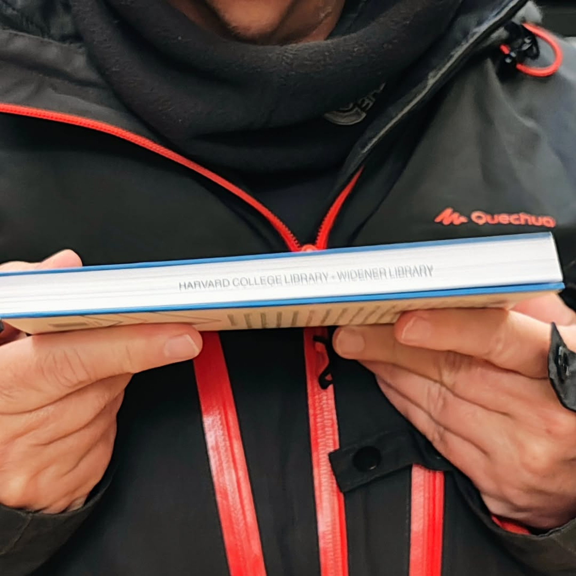 Livro do professor da UnB César Augusto Tibúrcio Silva está disponível em uma biblioteca de Harvard - Reprodução / Instagram