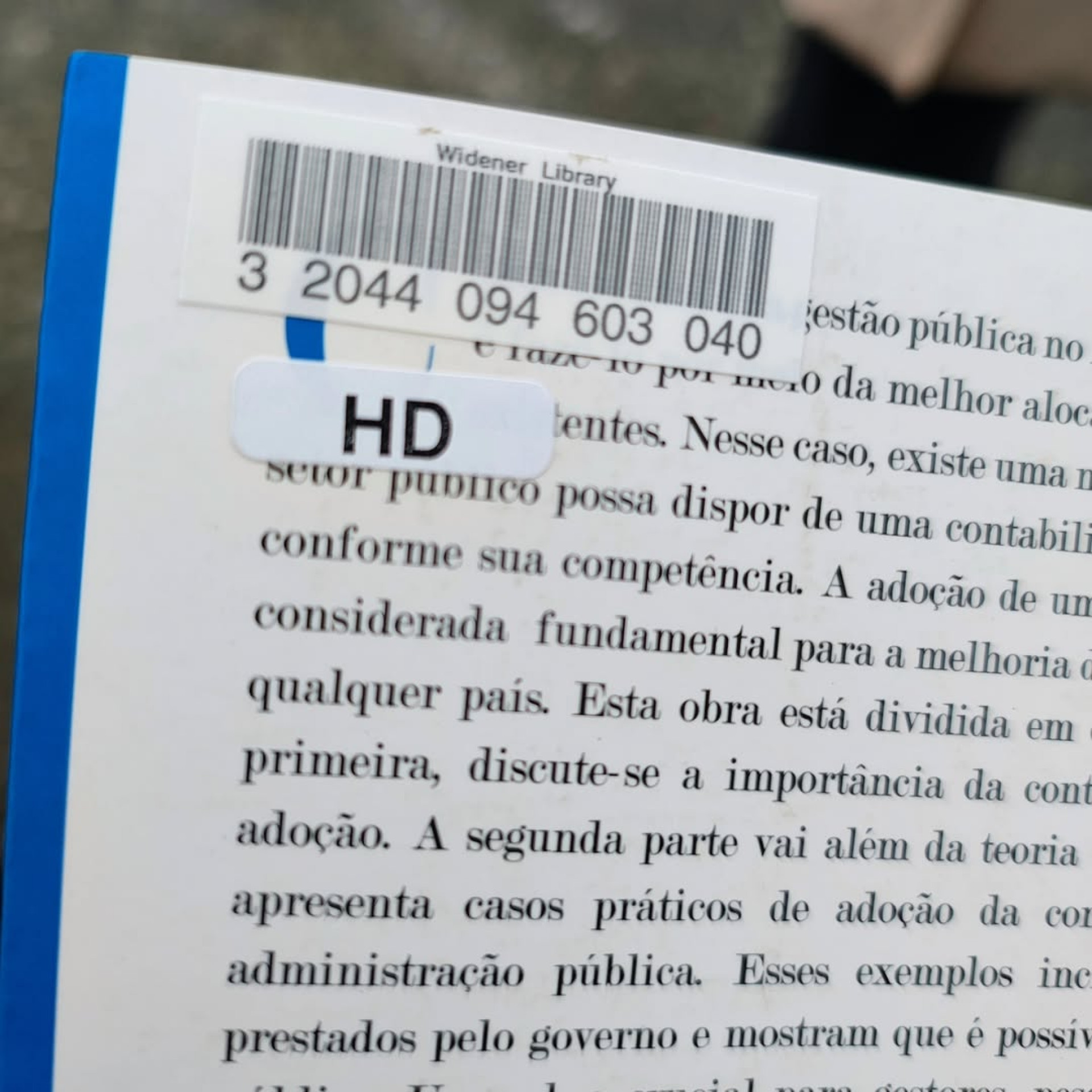 Livro do professor da UnB César Augusto Tibúrcio Silva está disponível em uma biblioteca de Harvard - Reprodução / Instagram