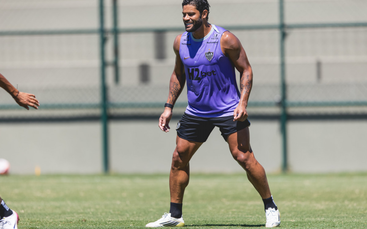 Hulk com a camisa do Atlético-MG em treino
