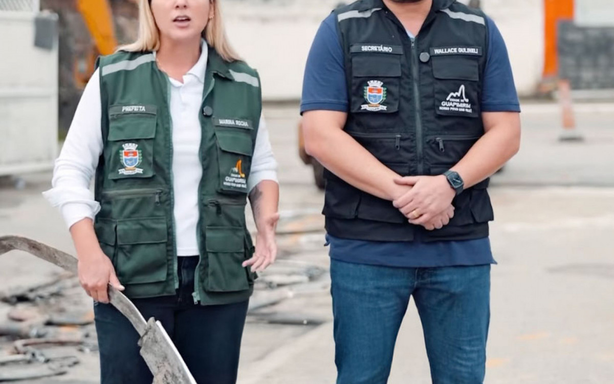 Prefeita Marina Rocha e o secretário de segurança e trânsito de Guapimirim, Wallace Gulinelli, em ação contra equipamentos para motos, fora da legislação.