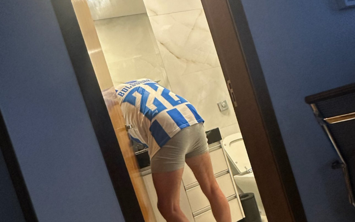 Foto antiga de Bolsonaro publicada por Carlos Bolsonaro - Reprodução/ redes sociais