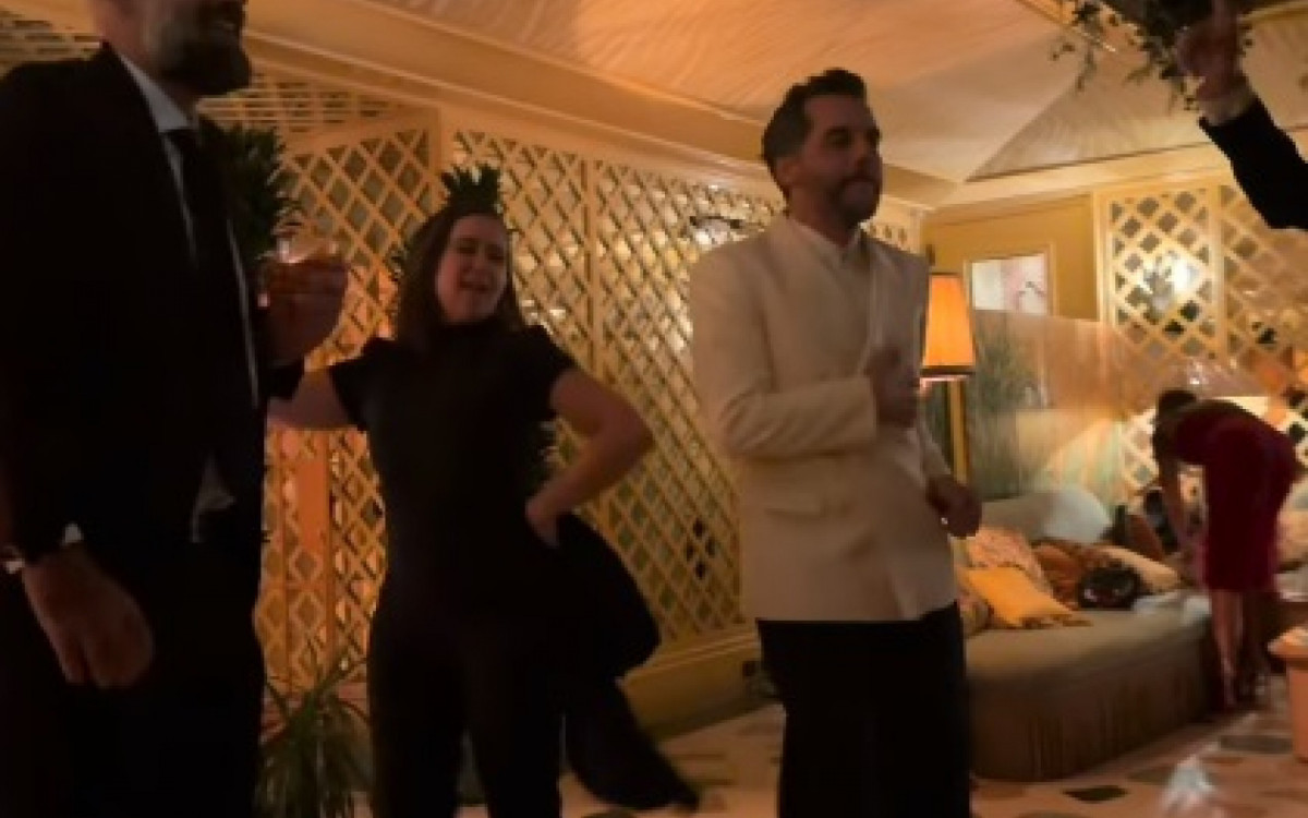 Wagner Moura samba durante comemoração