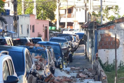 Muro de residência desaba e atinge vários veículos na Prainha, em Arraial do Cabo