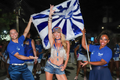  Adriane Galisteu comparece ao ensaio de rua da Portela