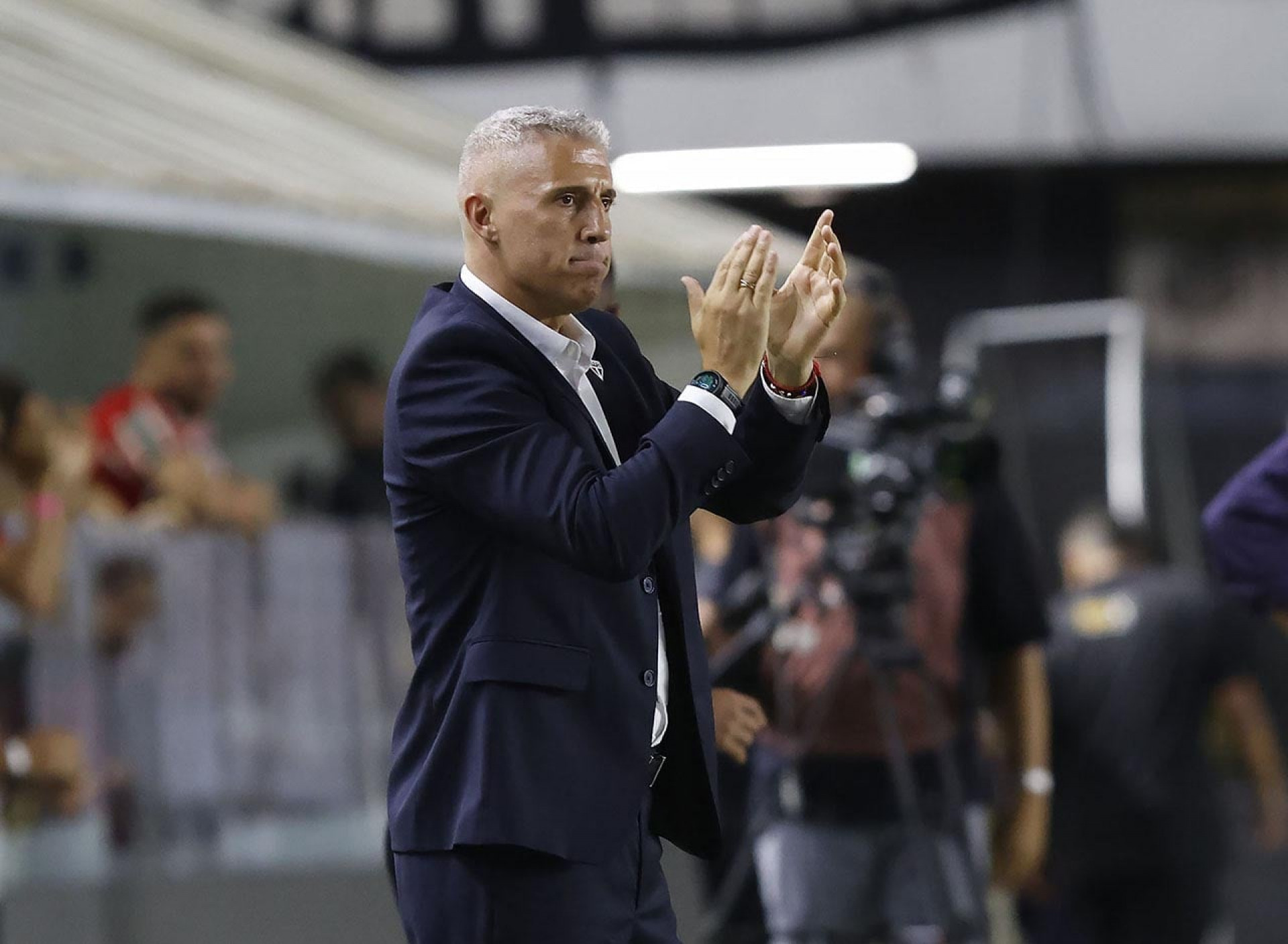 Crespo centraliza discurso e tenta blindar elenco do S&atilde;o Paulo em meio a crise institucional