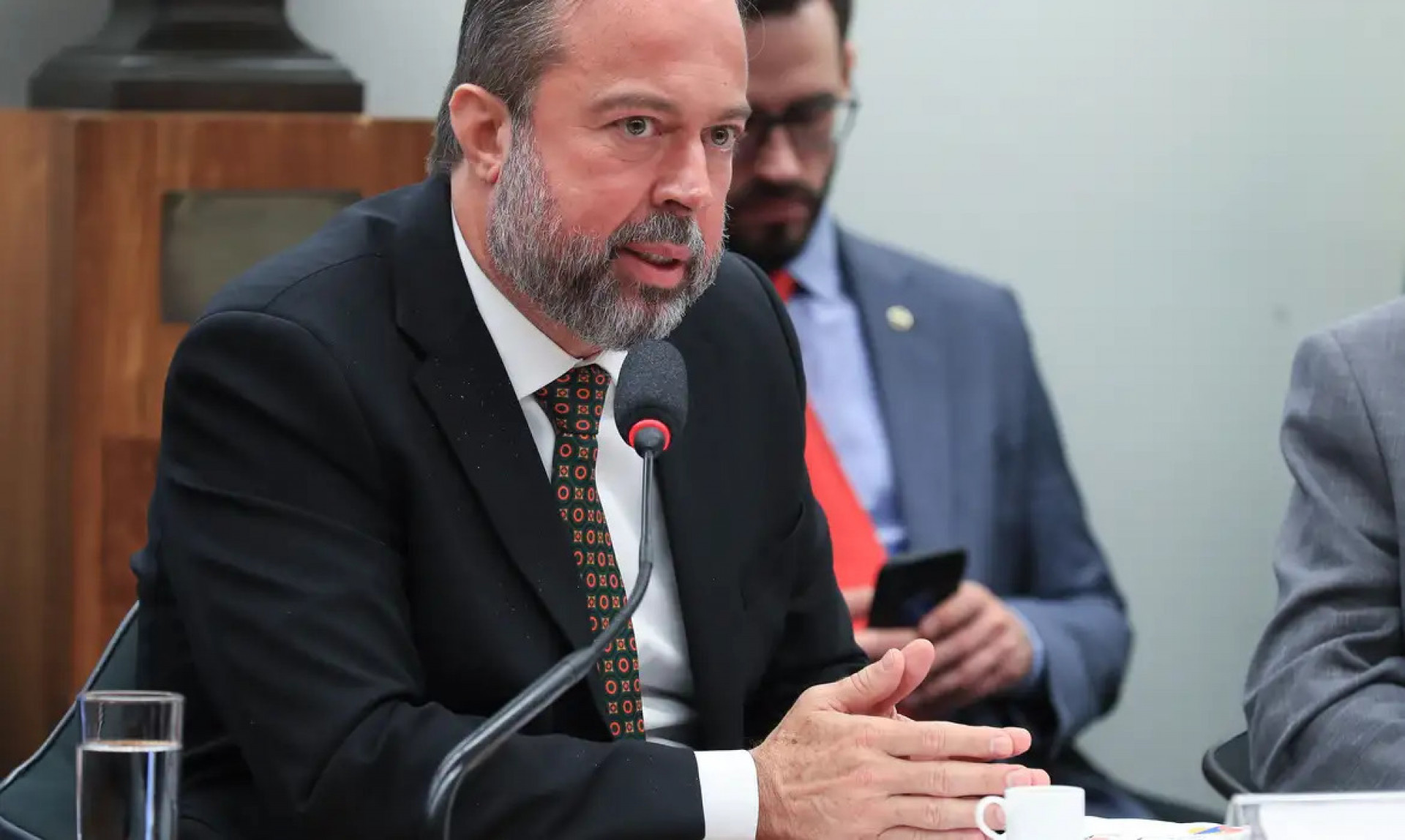 Ministro pede que distribuidoras repassem redução nos preços dos combustíveis