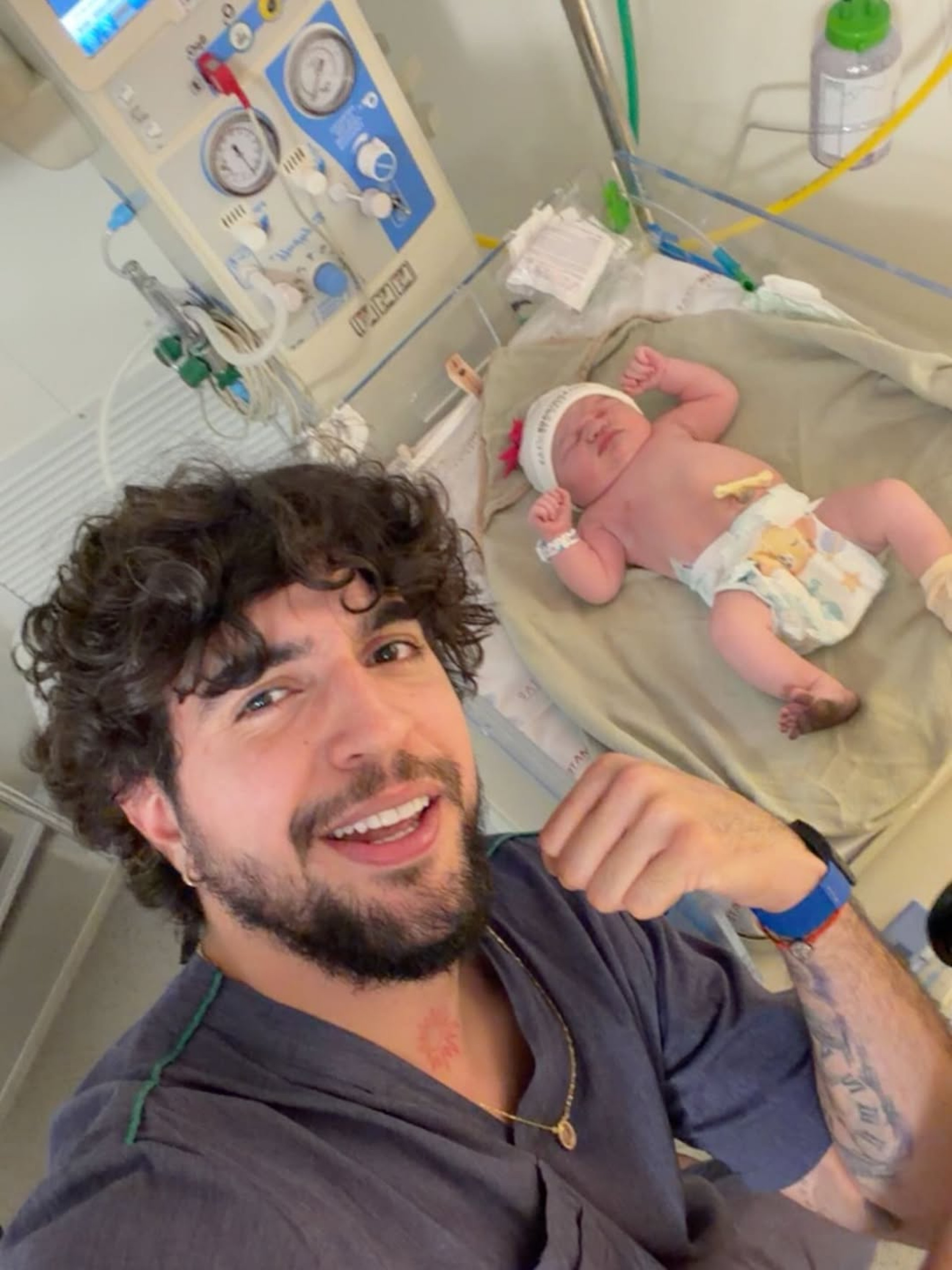 Nattan com a filha recém-nascida  - Reprodução/Instagram