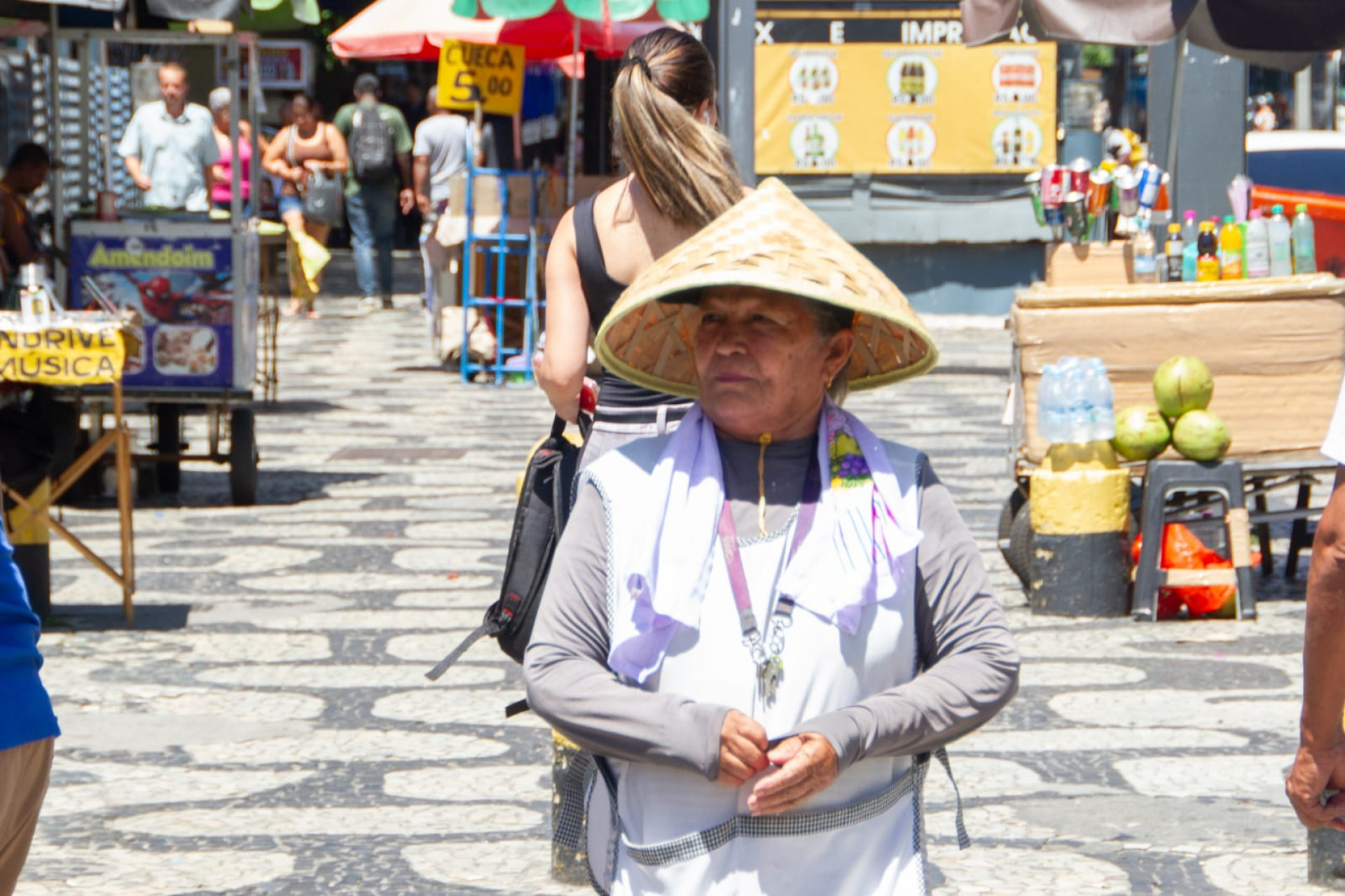 No Centro do Rio, itens como bonés, óculos de sol e sombrinhas se tornaram indispensáveis para os cariocas - Érica Martins/Agência O DIA