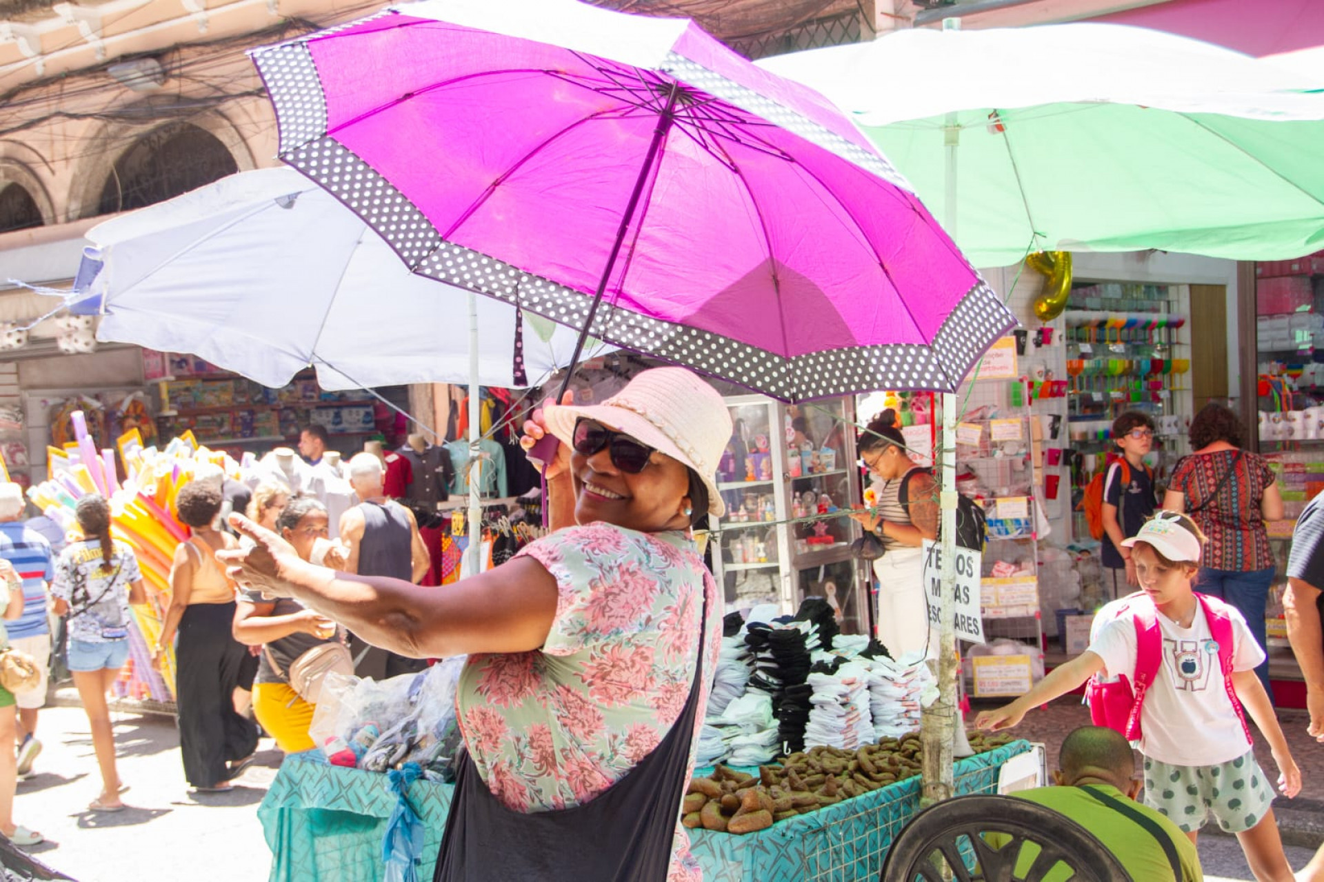 Cariocas usam sombrinha, boné e até biquini para amenizar o calor - Érica Martin/Agência O DIA