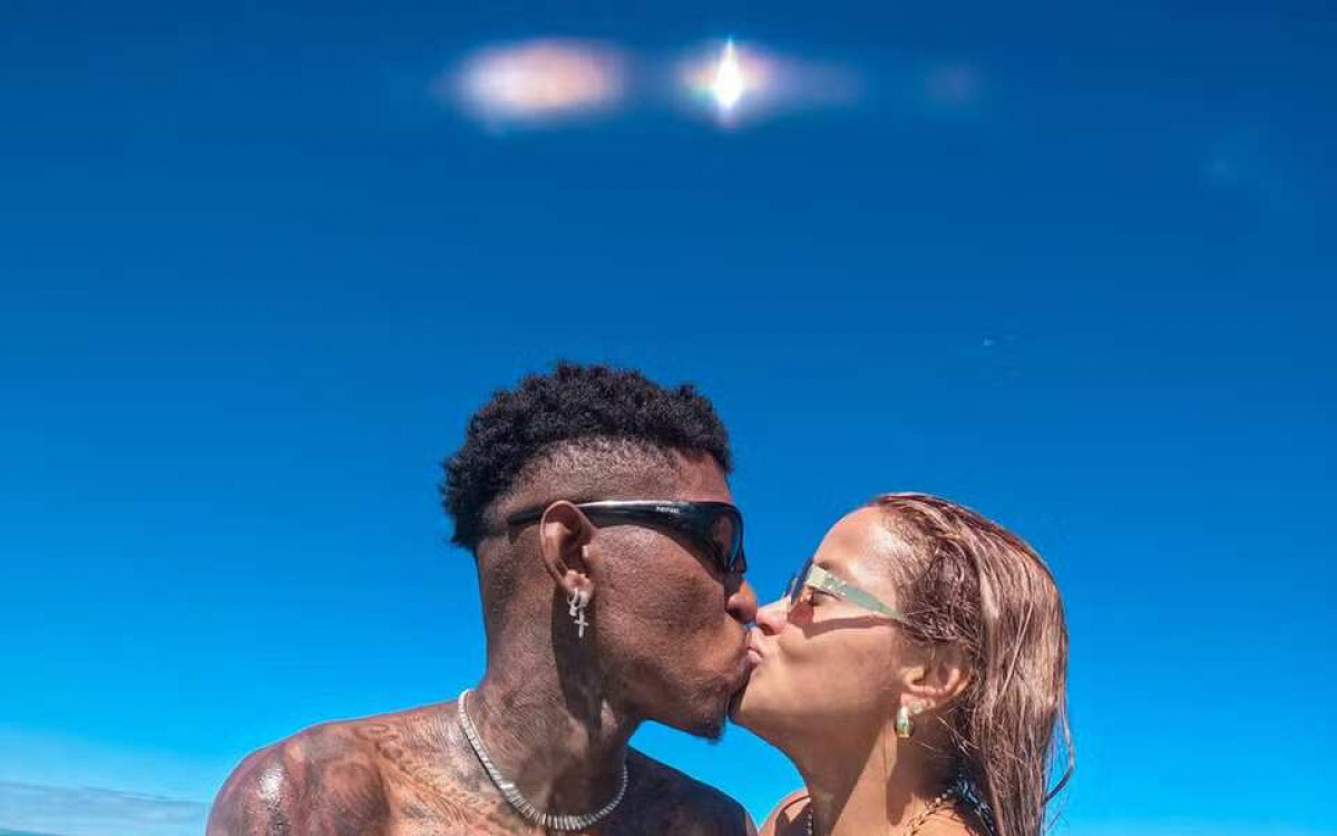 Refor&ccedil;o do Flamengo costuma se declarar para esposa influenciadora na web