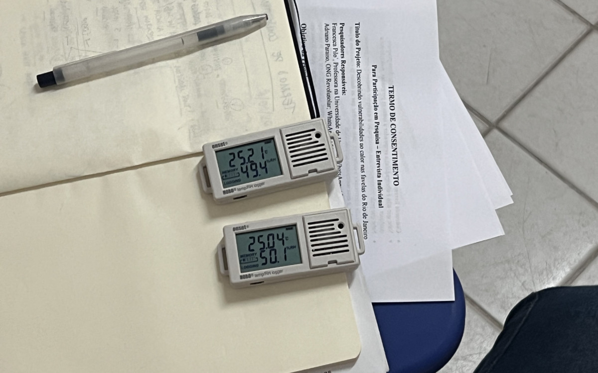 Medidores de temperatura e umidade instalados em comunidades