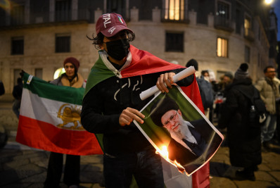 Trump pede que iranianos continuem protestando: 'Ajuda está a caminho'