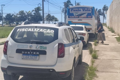 Fiscalização aperta o cerco e barra ônibus de turismo irregular em Rio das Ostras