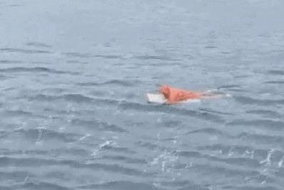 Homem agarrado a porta de geladeira é resgatado após naufrágio em SC