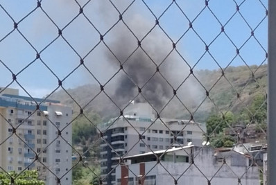 Incêndio destrói residências em Niterói