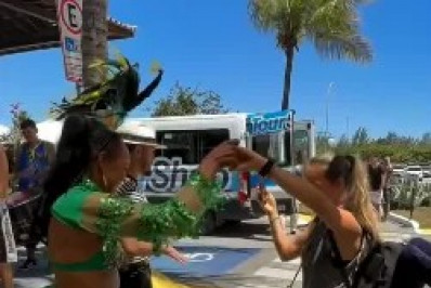 Cabo Frio recebe turistas com samba e clima de festa no aeroporto