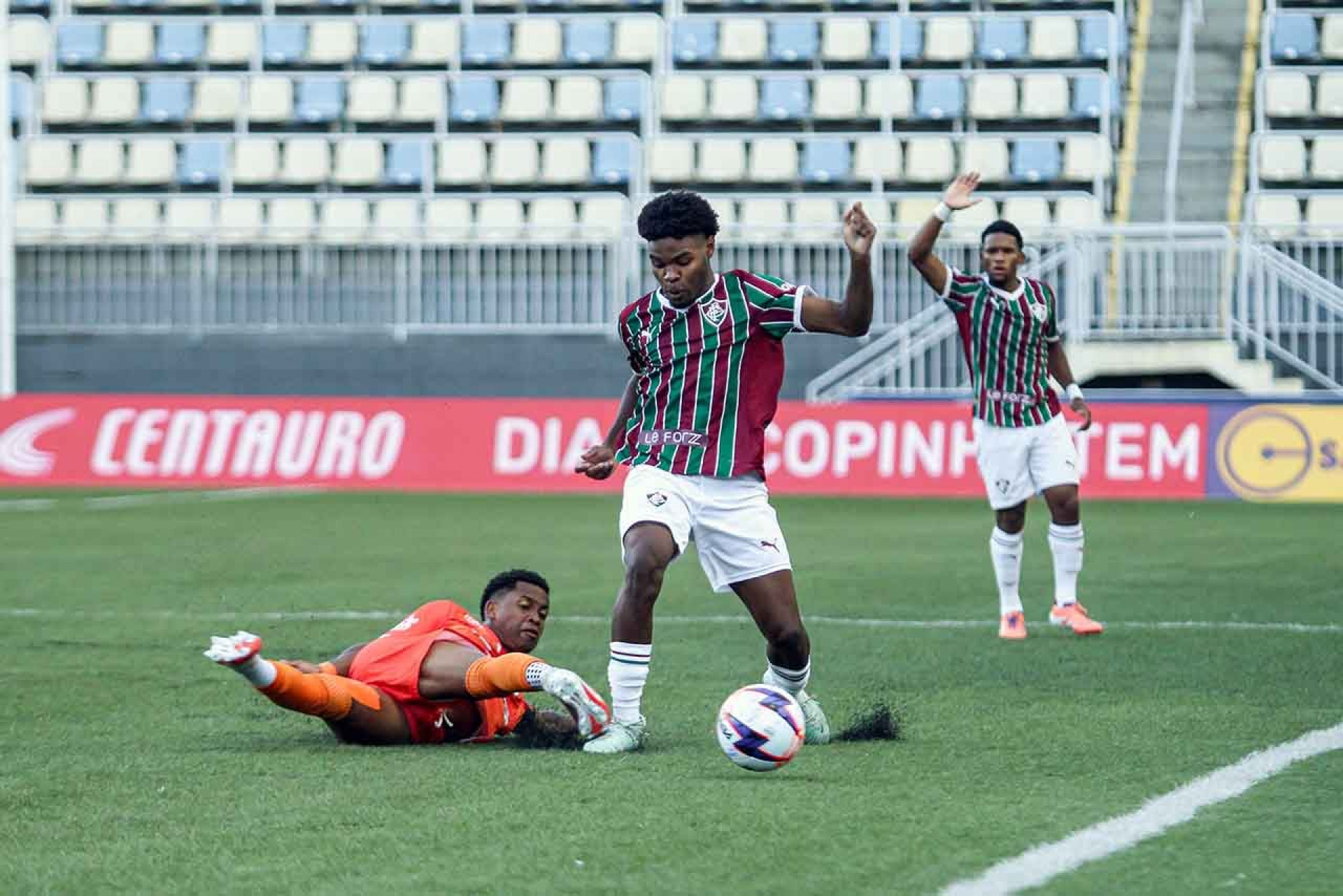 Nos p&ecirc;naltis, Fluminense vence o Refer&ecirc;ncia e avan&ccedil;a na Copinha
