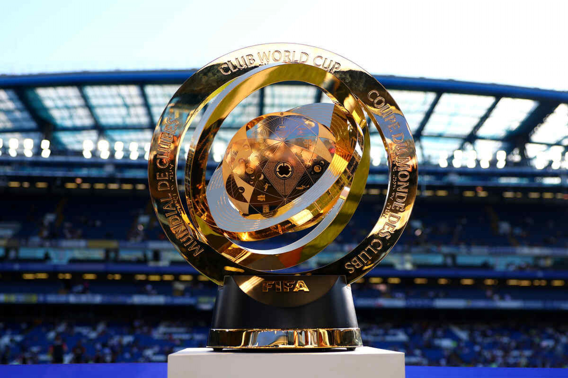 Trof&eacute;u da Copa do Mundo de Clubes chega ao museu da Fifa