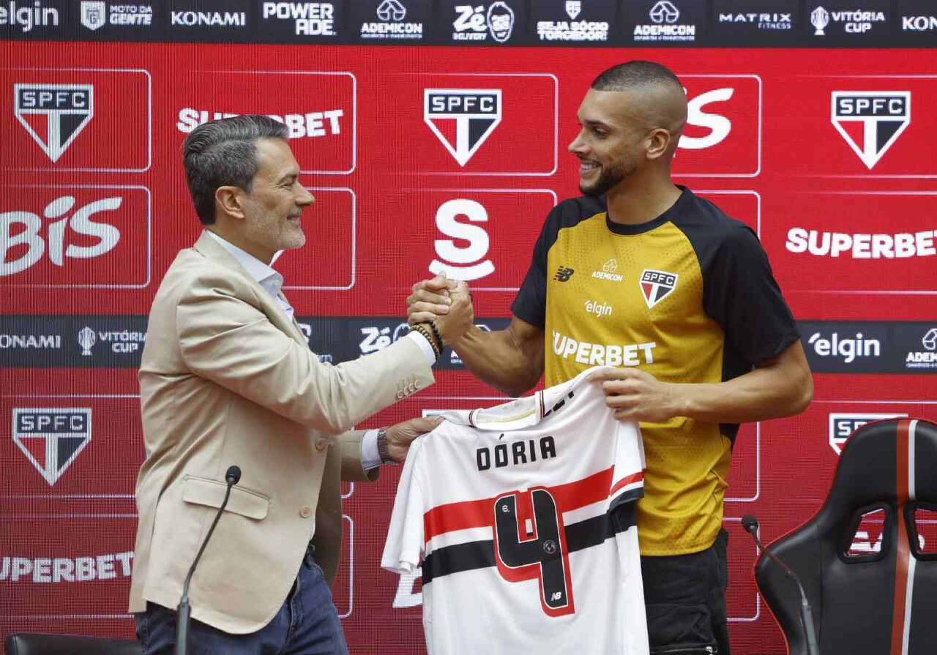 Apresentado, D&oacute;ria valoriza retorno ao S&atilde;o Paulo: “Jogador que pensa duas vezes est&aacute; errado”