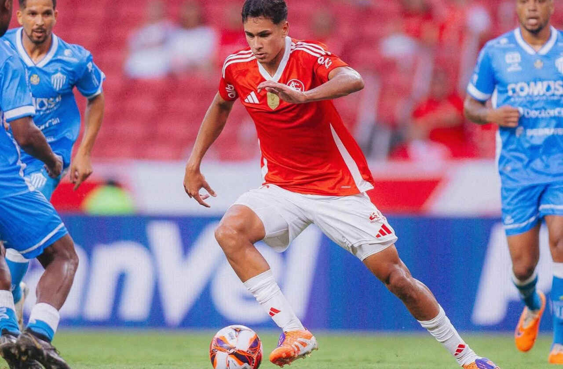 Promessa vira jogador mais jovem a estrear pelo Internacional no s&eacute;culo