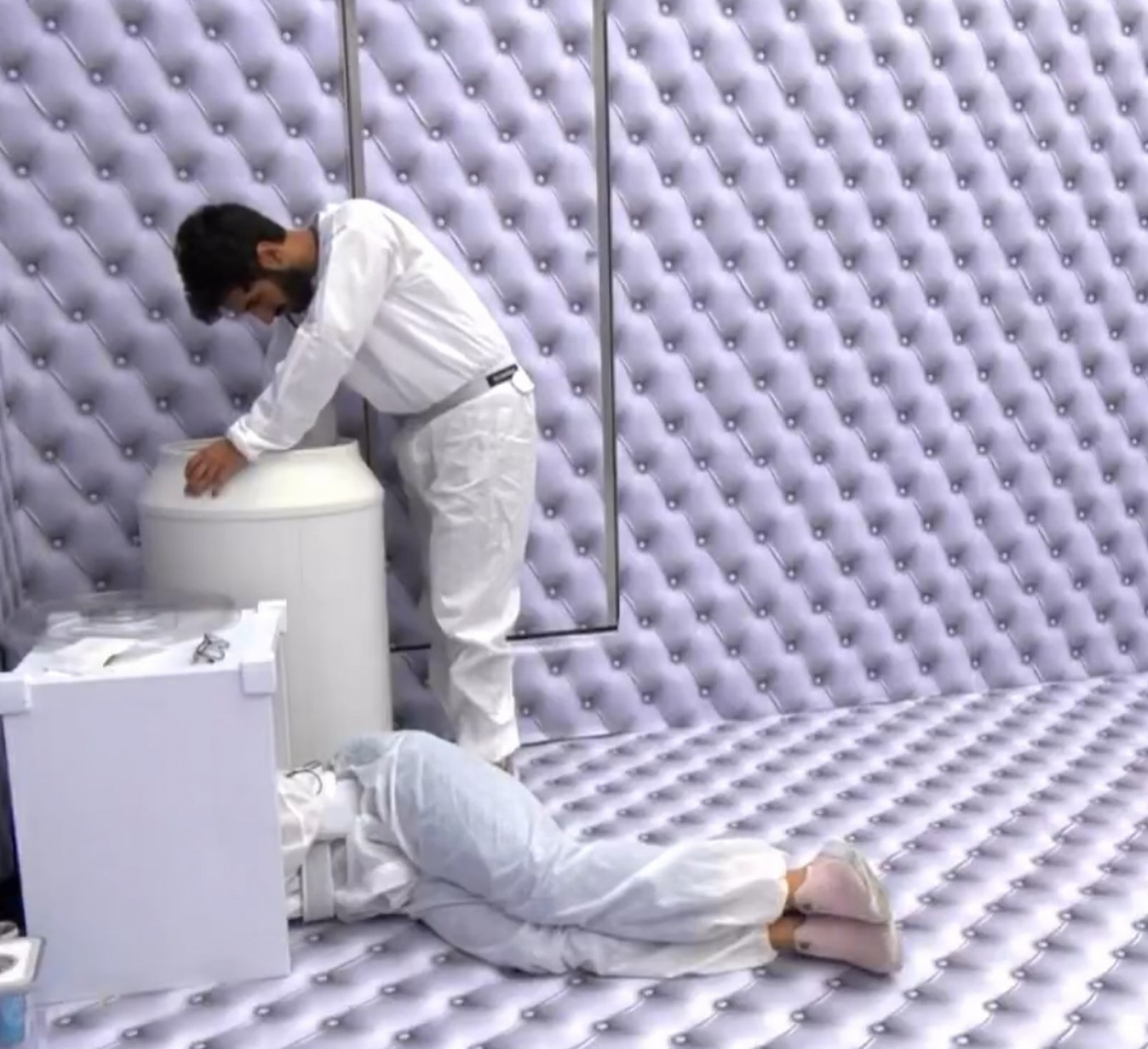 Ricardinho abriu todas as latas d'água no barril do Quarto Branco - Reprodução / TV Globo