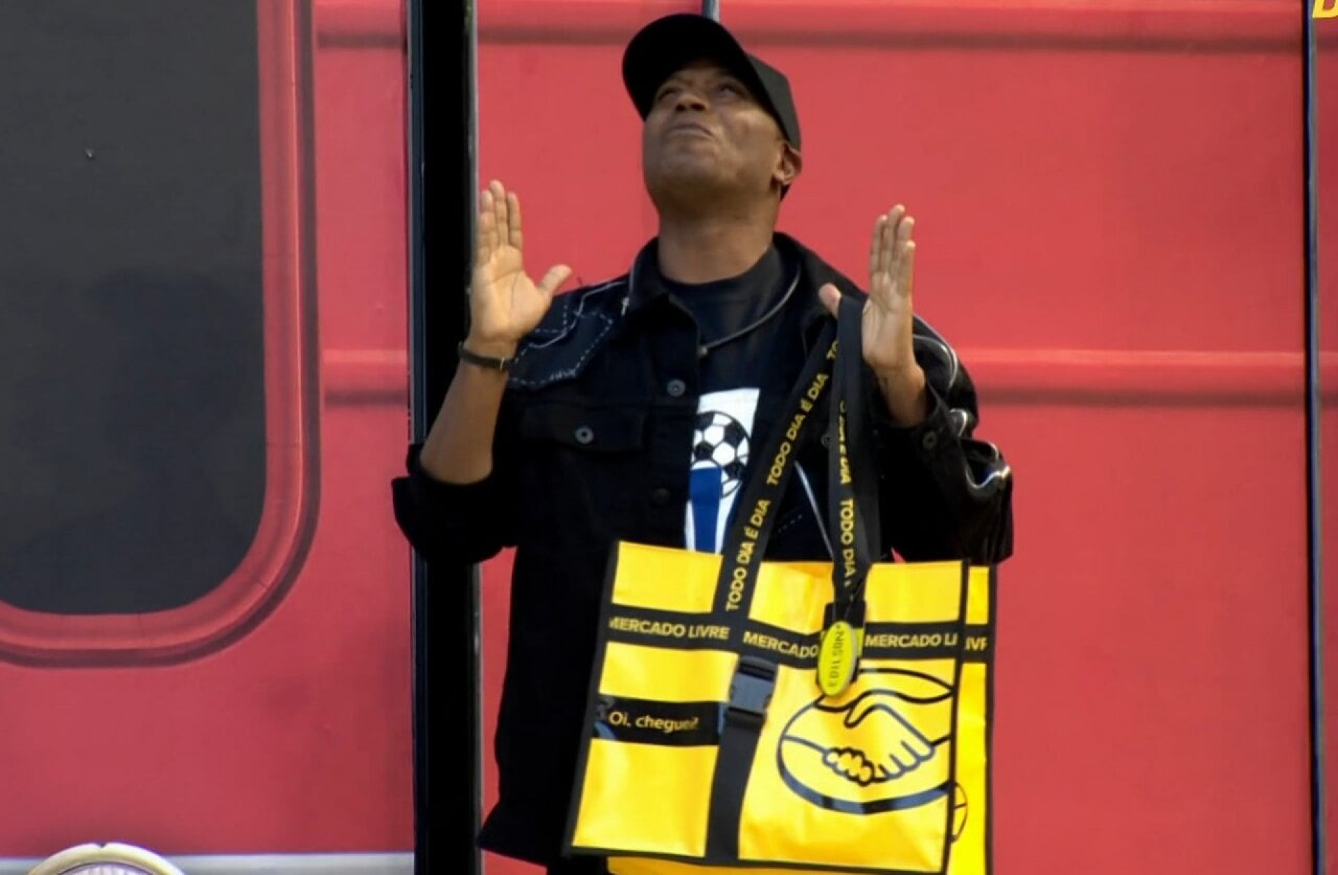 Ed&iacute;lson Capetinha estreia no BBB com relato pessoal curioso para Tadeu Schmidt