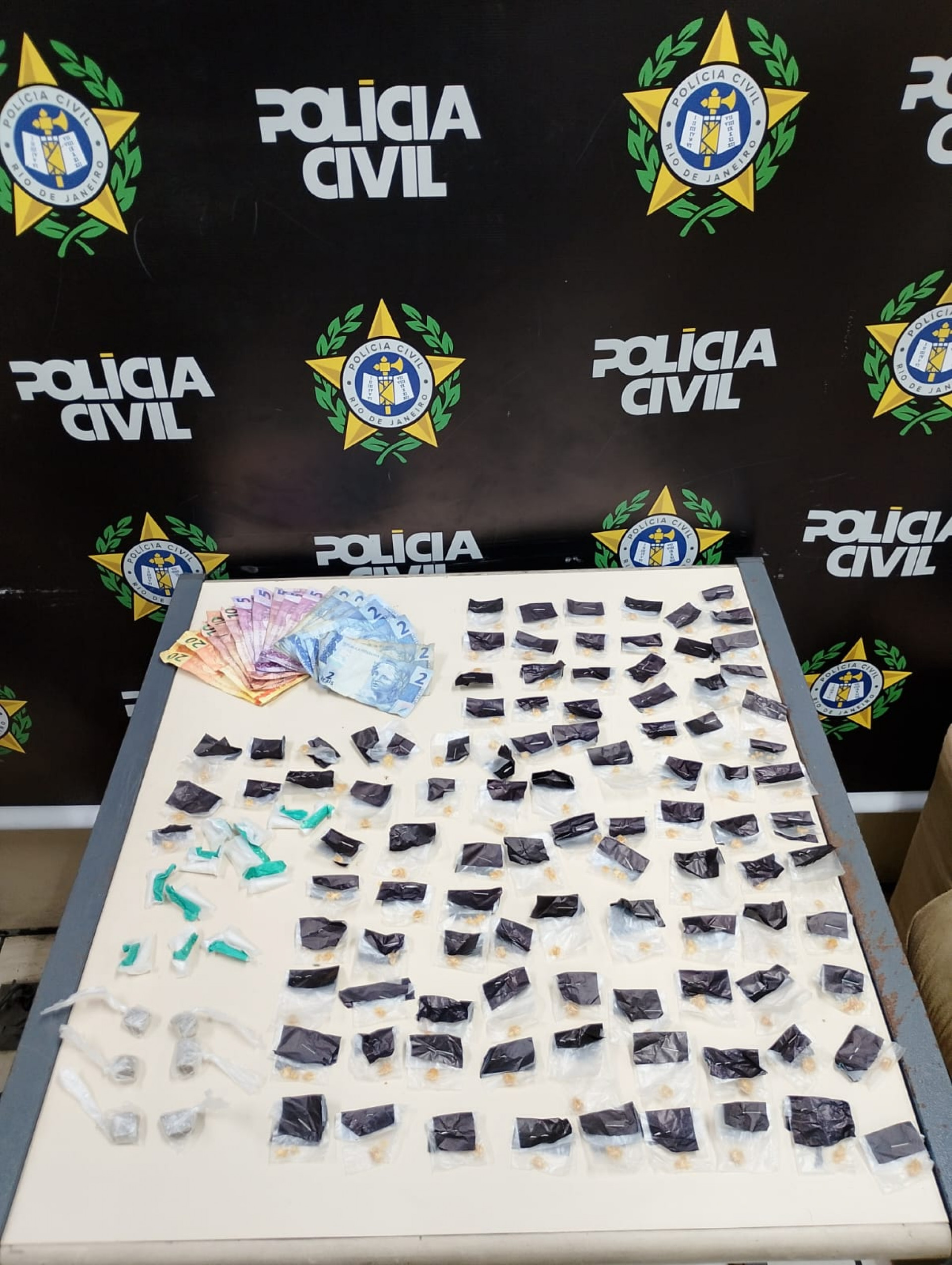 Foram apreendidos sacol&eacute;s de crack, coca&iacute;na e maconha - Divulga&ccedil;&atilde;o/Pol&iacute;cia Civil