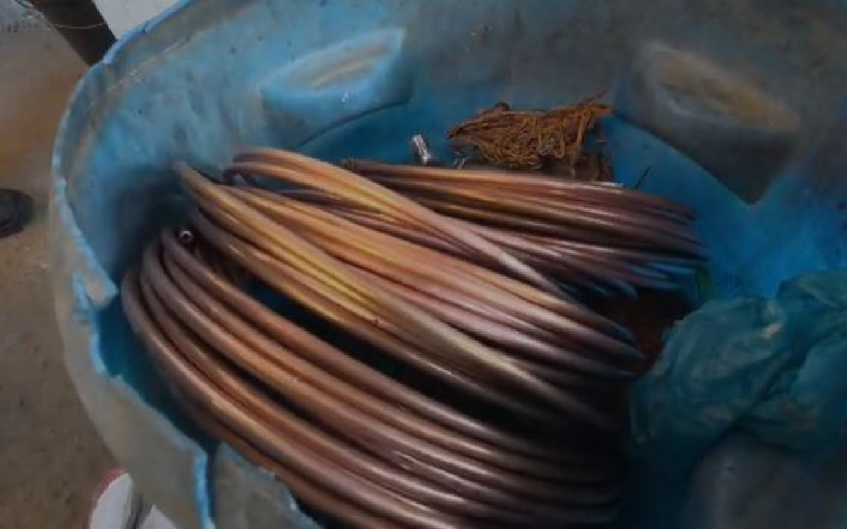 Policiais acharam material suspeito e irregularidades em ferro-velho - Fotos de divulgação