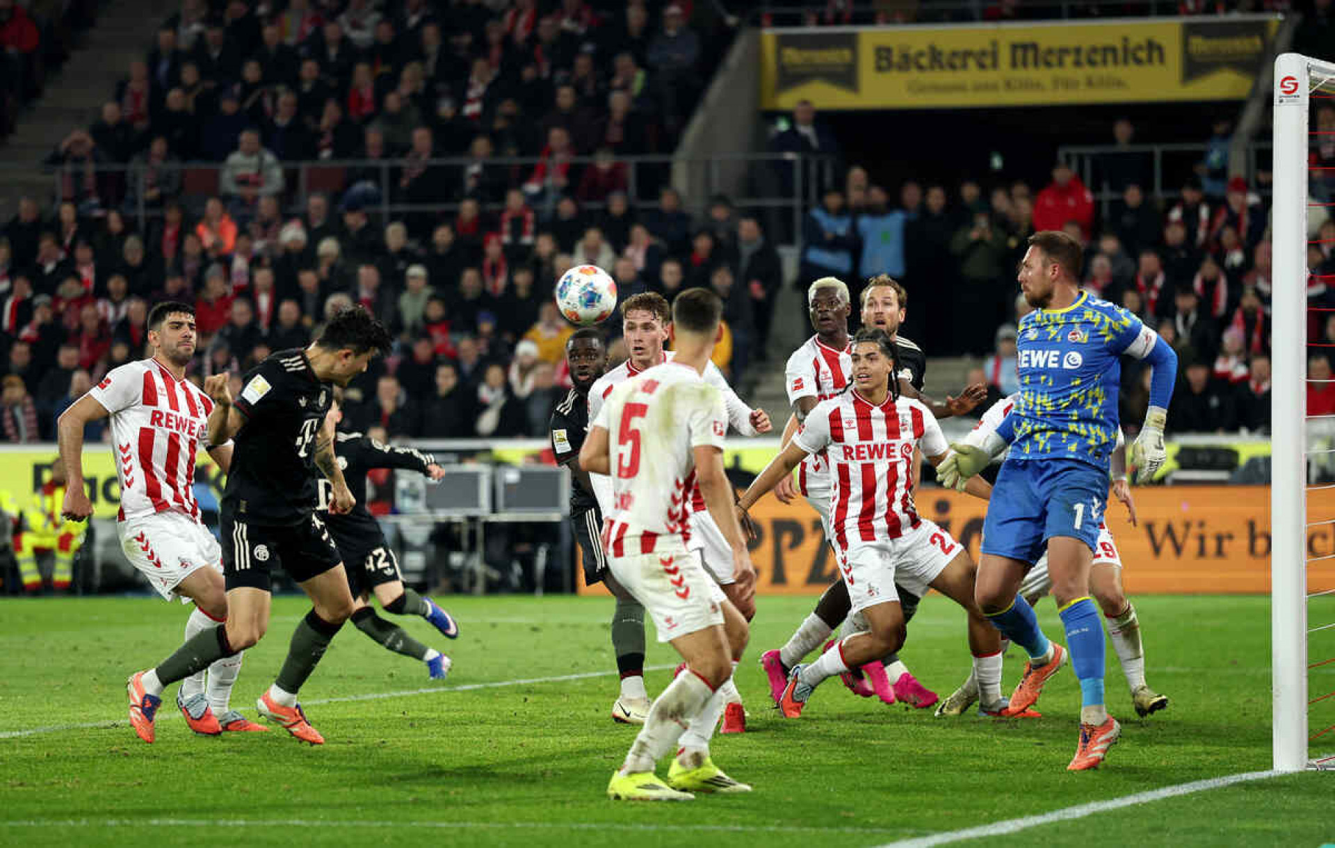 Bayern vira sobre o Col&ocirc;nia e bate recorde no fim do turno da Bundesliga