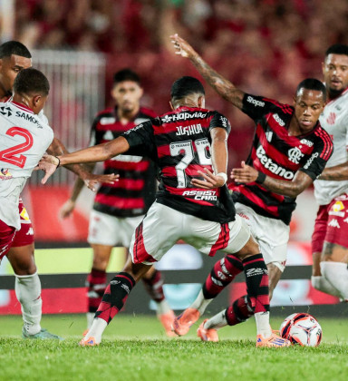 Garotada do Flamengo sofre com Garrinsha e perde para o Bangu