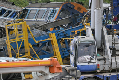 Ao menos 29 mortos após guindaste desabar sobre trem na Tailândia
