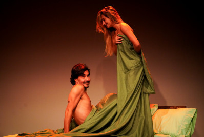 André Gonçalves e Bruna Griphao vivem desconhecidos que acordam juntos em comédia romântica