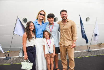 Wesley Safadão embarca com a mulher e os filhos em navio
