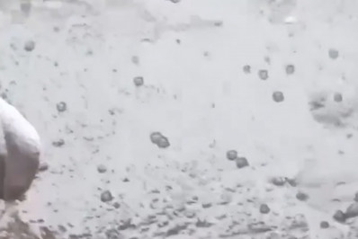 Vídeos: forte chuva acompanhada de granizo e trovão atinge São Gonçalo