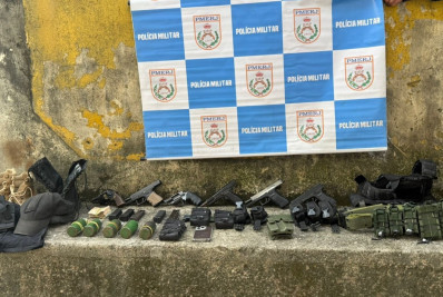 Confronto entre PMs e bandidos em Jacarepaguá deixa um morto, dois feridos e cinco presos