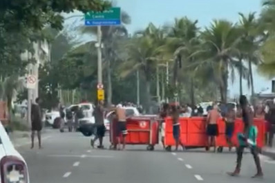 Vídeo: ato no Arpoador tem confusão e tentativa de fechar a Avenida Vieira Souto