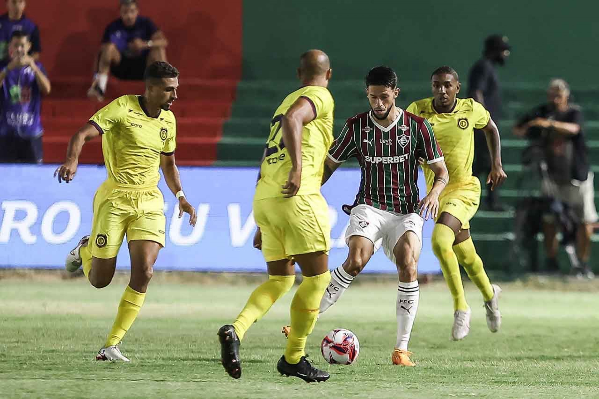 Auxiliar de Zubeld&iacute;a elogia postura do Fluminense em estreia