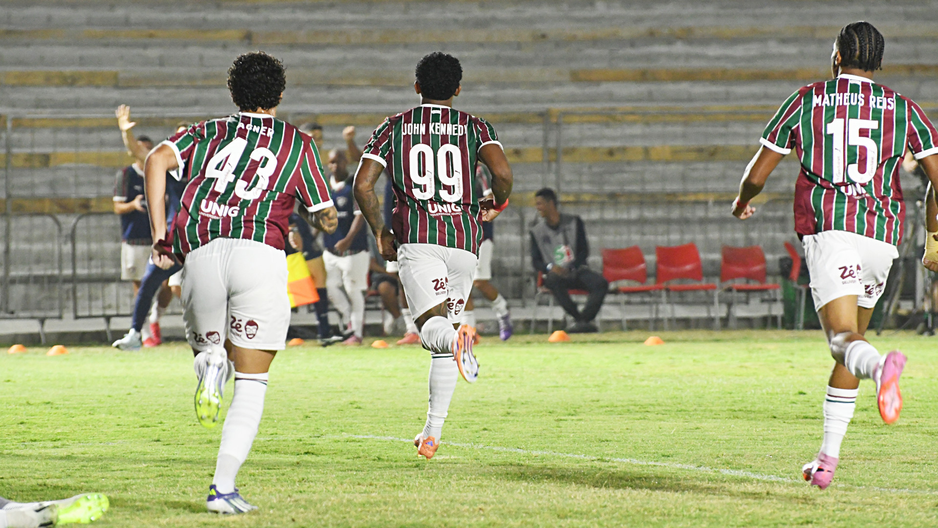 John Kennedy celebra gol marcado pelo Fluminense sobre o Madureira, no Luso Brasileiro